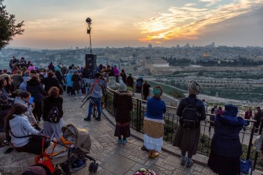 Kudüs, İsrail - 4 Nisan 2019: Güzel bir gün batımında Eski Şehir' e, Kaya kubbesine ve PeygamberlerIn Mezarına bakan dini bir töreni kutlamak için bir araya gelen kalabalık.