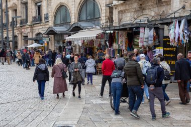 Old City, Kudüs, İsrail - 2 Nisan 2019: Bulutlu bir günde Eski Şehir sokaklarında insan kalabalığı.