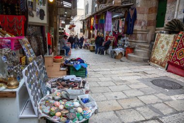 Kudüs, İsrail - 2 Nisan 2019: Eski Şehir'in dar sokaklarında pazar yeri.