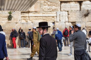 Kudüs, İsrail - 2 Nisan 2019: Eski Şehir'de Batı Duvarı'nda dua eden Yahudi Dindar Erkekler.