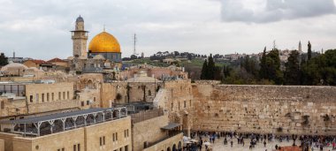 Kudüs, İsrail - 2 Nisan 2019: Bulutlu bir günde Eski Şehir'deki Batı Duvarı'ndaki insan kalabalığının yukarıdan havadan panoramik görünümü.