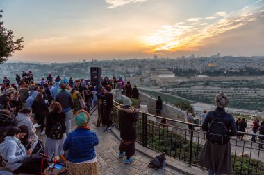 Kudüs, İsrail - 4 Nisan 2019: Güzel bir gün batımında Eski Şehir' e, Kaya kubbesine ve PeygamberlerIn Mezarına bakan dini bir töreni kutlamak için bir araya gelen kalabalık.