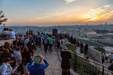 Kudüs, İsrail - 4 Nisan 2019: Güzel bir gün batımında Eski Şehir' e, Kaya kubbesine ve PeygamberlerIn Mezarına bakan dini bir töreni kutlamak için bir araya gelen kalabalık.