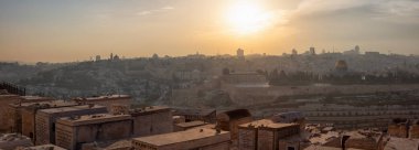 Kudüs, İsrail - 4 Nisan 2019: Güneşli ve bulutlu bir gün batımında Eski Şehir'in güzel manzarası, PeygamberlerIn Mezarı ve Kaya Kubbesi.