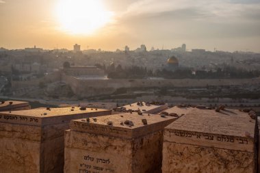 Kudüs, İsrail - 4 Nisan 2019: Güneşli ve bulutlu bir gün batımında Eski Şehir'in güzel manzarası, PeygamberlerIn Mezarı ve Kaya Kubbesi.