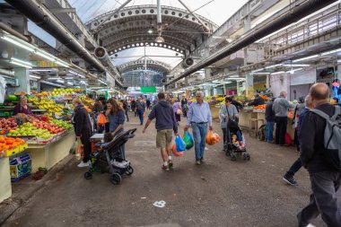 Petah Tikva, Center District, Israel - 3 Nisan 2019: Şehirde Eski Bir Market Place'de alışveriş yapan insanlar.