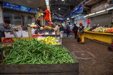 Petah Tikva, Center District, Israel - 3 Nisan 2019: Şehirde Eski Bir Market Place'de alışveriş yapan insanlar.