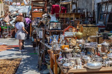 Yafa, Tel Aviv, İsrail - 3 Nisan 2019: Güneşli bir günde sokaklarda mal satan insanlar.