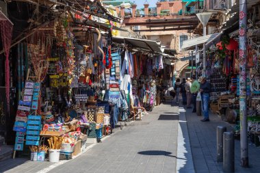 Yafa, Tel Aviv, İsrail - 3 Nisan 2019: Güneşli bir günde sokaklarda mal satan insanlar.