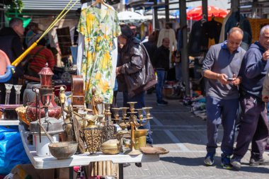 Yafa, Tel Aviv, İsrail - 3 Nisan 2019: Güneşli bir günde sokaklarda mal satan insanlar.