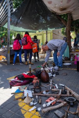 Yafa, Tel Aviv, İsrail - 3 Nisan 2019: Güneşli bir günde sokaklarda mal satan insanlar.