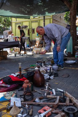 Yafa, Tel Aviv, İsrail - 3 Nisan 2019: Güneşli bir günde sokaklarda mal satan insanlar.