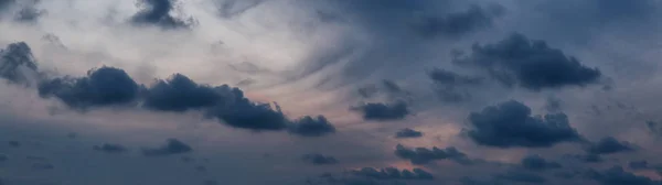 Dramatische Wolkenlandschaft Während Eines Dunklen Und Farbenfrohen Sonnenuntergangs — Stockfoto