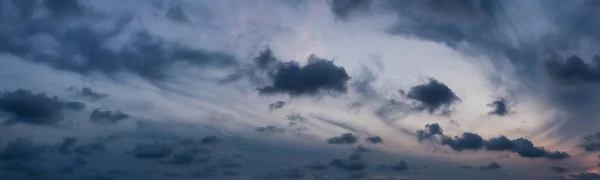 Dramatische Wolkenlandschaft Während Eines Dunklen Und Farbenfrohen Sonnenuntergangs — Stockfoto