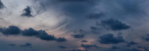 Dramatische Cloudscape Tijdens Een Donkere Kleurrijke Zonsondergang — Stockfoto