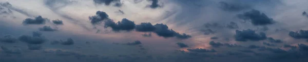 Drammatico Paesaggio Nuvoloso Durante Tramonto Buio Colorato — Foto Stock
