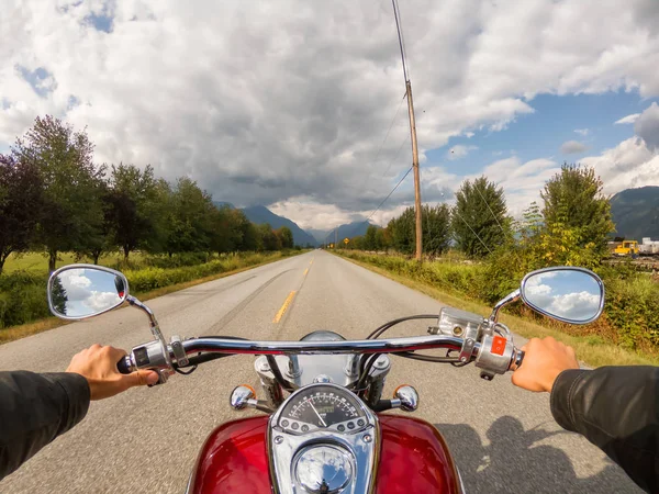 Kanada Dağları Ile Çevrili Güzel Bir Doğal Yolda Bir Motosiklet — Stok fotoğraf