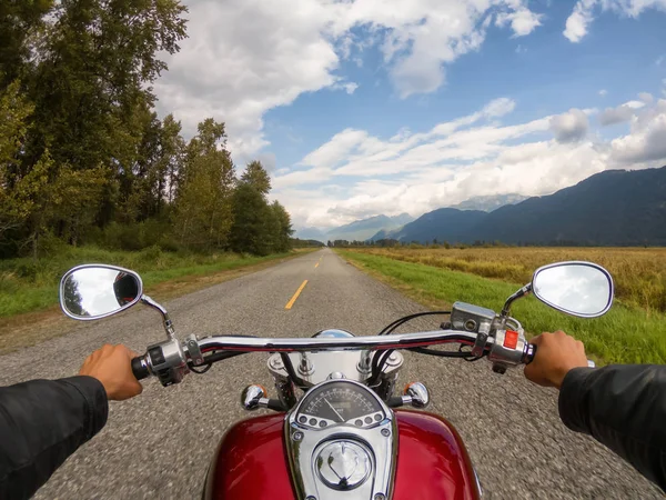 Kanada Dağları Ile Çevrili Güzel Bir Doğal Yolda Bir Motosiklet — Stok fotoğraf