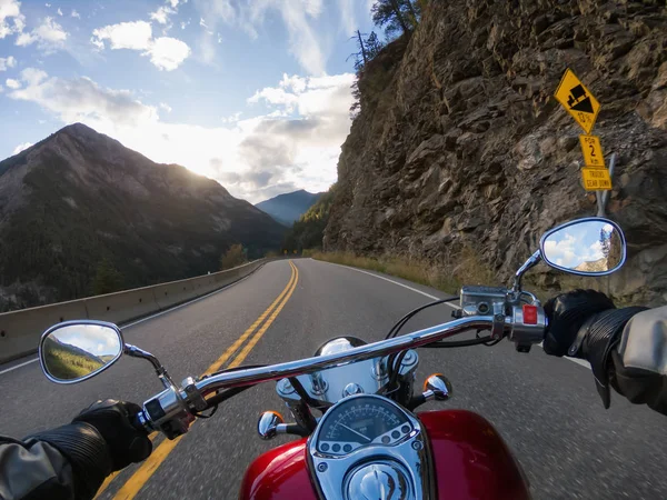 Kanada Dağları ile çevrili güzel bir doğal yolda bir motosiklet sürme. Lillooet ve Pemberton arasında çekilen, British Columbia, Kanada.