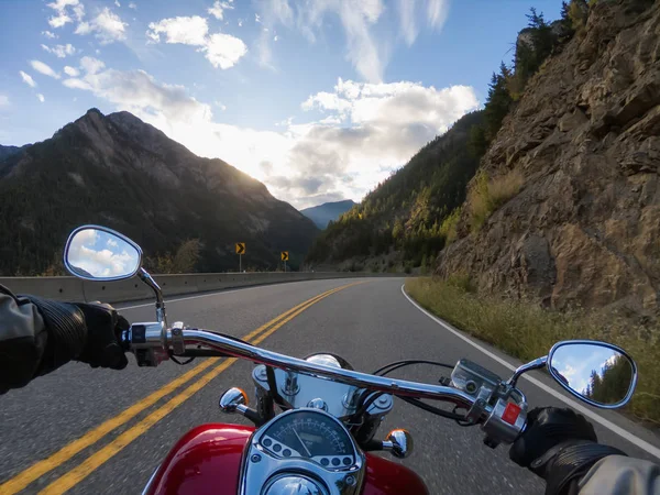 Andar Moto Uma Bela Estrada Cênica Cercada Pelas Montanhas Canadenses — Fotografia de Stock