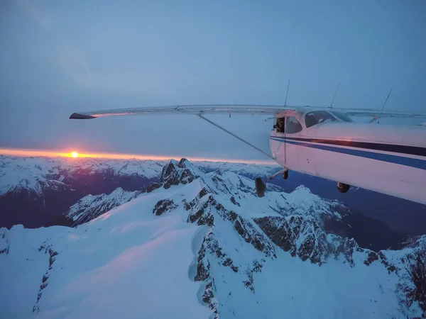 Luftaufnahme Eines Kleinen Flugzeugs Über Der Kanadischen Berglandschaft Während Eines — Stockfoto