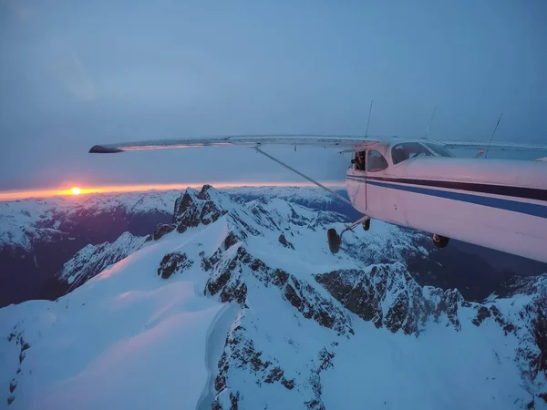 Vista Aérea Pequeño Avión Volando Sobre Paisaje Montañoso Canadiense Durante —  Fotos de Stock