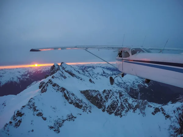 Vista Aérea Pequeno Avião Sobrevoando Paisagem Montanhosa Canadense Durante Sombrio — Fotografia de Stock