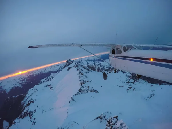 Luchtfoto Van Een Klein Vliegtuig Vliegen Het Canadese Berglandschap Tijdens — Stockfoto