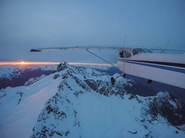 Vista Aérea Pequeno Avião Sobrevoando Paisagem Montanhosa Canadense Durante Sombrio — Fotografia de Stock