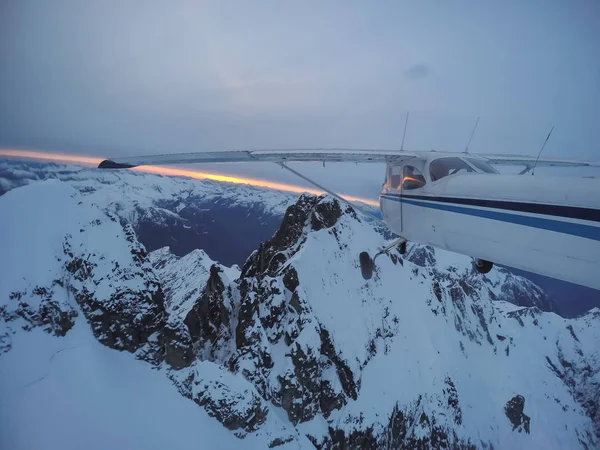 Luchtfoto Van Een Klein Vliegtuig Vliegen Het Canadese Berglandschap Tijdens — Stockfoto