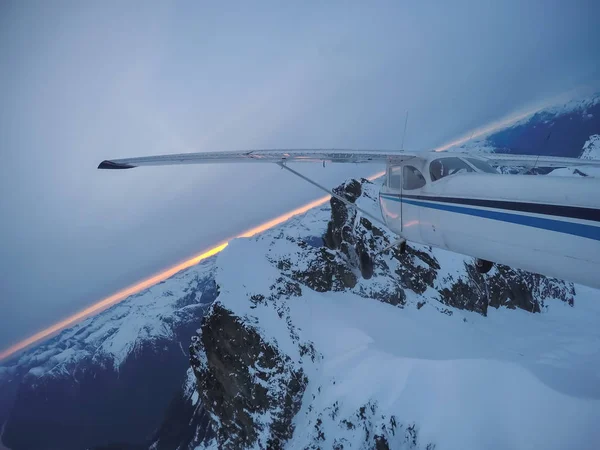 Flygbild Ett Litet Flygplan Som Flyger Över Det Kanadensiska Bergslandskapet — Stockfoto