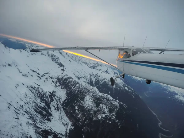 Vista Aérea Pequeño Avión Volando Sobre Paisaje Montañoso Canadiense Durante —  Fotos de Stock