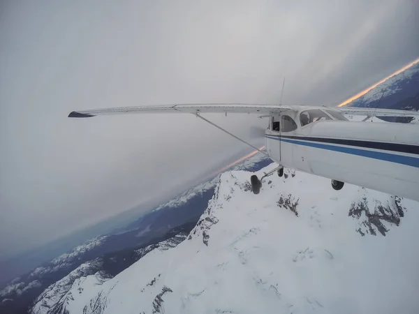 Vista Aérea Pequeno Avião Sobrevoando Paisagem Montanhosa Canadense Durante Uma — Fotografia de Stock