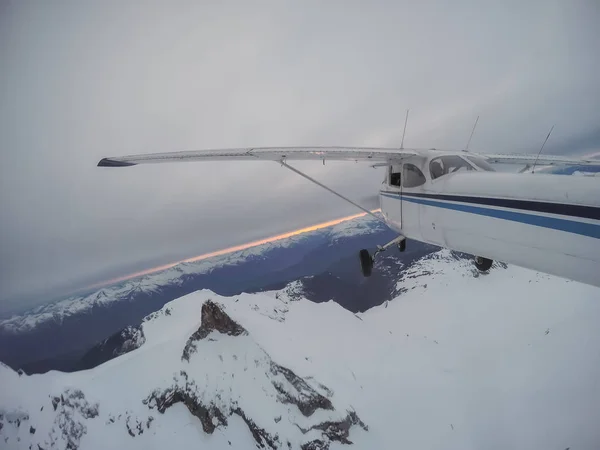 Flygbild Ett Litet Flygplan Som Flyger Över Det Kanadensiska Bergslandskapet — Stockfoto