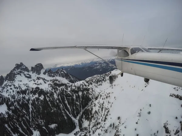 Vue Aérienne Petit Avion Survolant Paysage Montagneux Canadien Cours Une — Photo