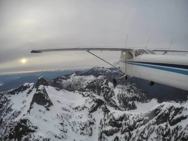 Kasvetli Bulutlu Bir Akşam Sırasında Kanada Dağ Manzara Üzerinde Uçan — Stok fotoğraf