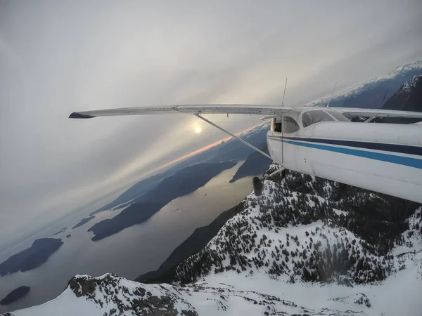 Vista Aérea Pequeno Avião Sobrevoando Paisagem Montanhosa Canadense Durante Uma — Fotografia de Stock