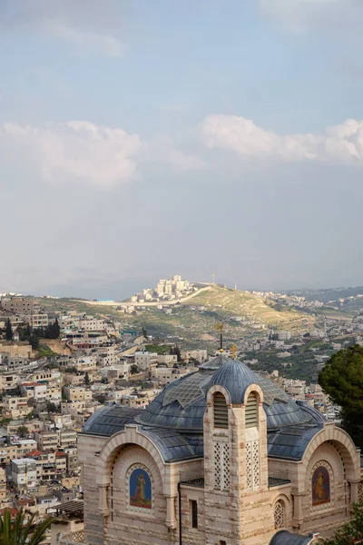 曇りの日の間に背景に街の風景とキリスト教の教会の眺め エルサレム旧市街付近で撮影 イスラエル — ストック写真
