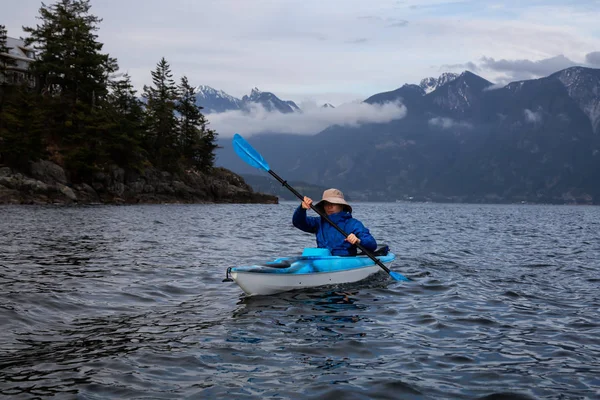 Homme Aventureux Sur Kayak Pagaie Dans Détroit Howe Pendant Une — Photo