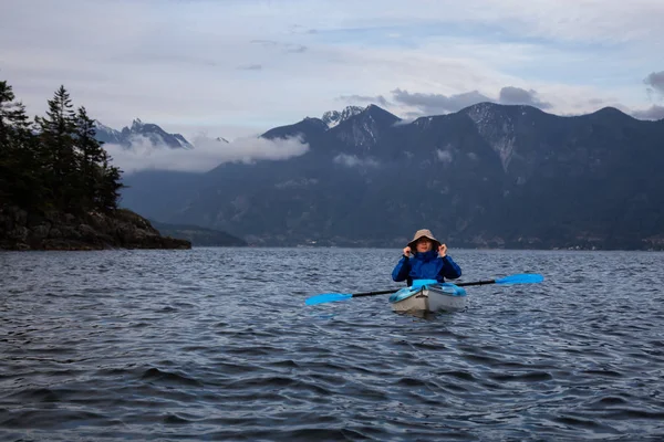 Homme Aventureux Sur Kayak Pagaie Dans Détroit Howe Pendant Une — Photo