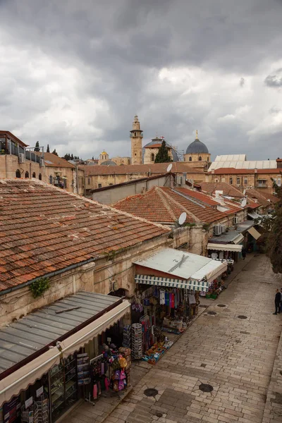 エルサレム イスラエル 2019年4月2日 曇りの日に旧市街の通りを歩く人々の上からの眺め — ストック写真