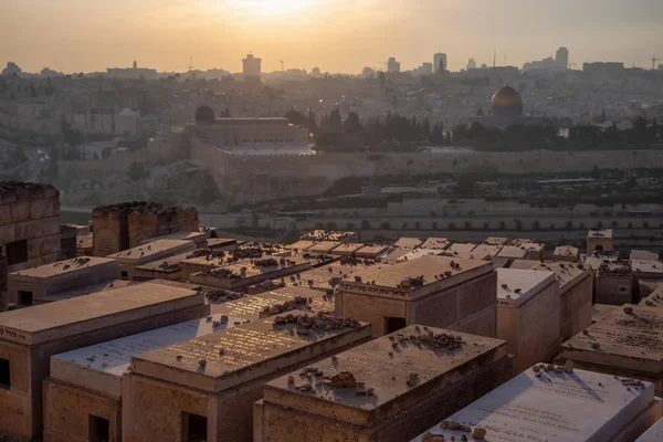 Kudüs, İsrail - 4 Nisan 2019: Güneşli ve bulutlu bir gün batımında Eski Şehir'in güzel manzarası, PeygamberlerIn Mezarı ve Kaya Kubbesi.
