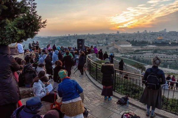 Kudüs, İsrail - 4 Nisan 2019: Güzel bir gün batımında Eski Şehir' e, Kaya kubbesine ve PeygamberlerIn Mezarına bakan dini bir töreni kutlamak için bir araya gelen kalabalık.