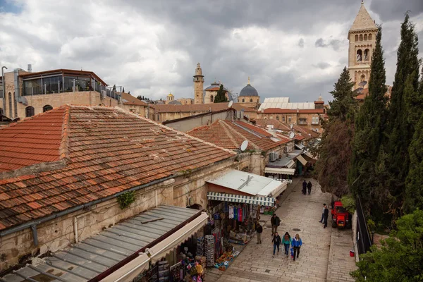 エルサレム イスラエル 2019年4月2日 曇りの日に旧市街の通りを歩く人々の上からの眺め — ストック写真