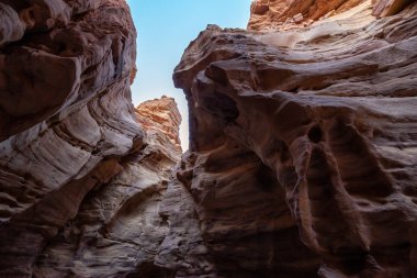 Eilat, İsrail'deki Kızıl Kanyon'un güzel manzara görünümü. Güneşli bir gündoğumu sırasında alınan.