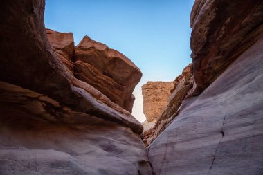 Eilat, İsrail'deki Kızıl Kanyon'un güzel manzara görünümü. Güneşli bir gündoğumu sırasında alınan.