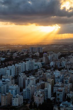 Bulutlu bir gün doğumu sırasında bir şehirde bir yerleşim mahallehavadan görünümü. Alınan Netanya, Center District, İsrail.