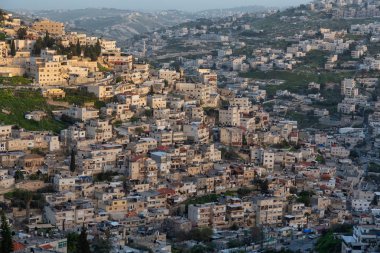 Güneşli bir gün batımı sırasında yerleşim mahallenin havadan şehir manzarası. Kudüs, İsrail'de çekilmiş.