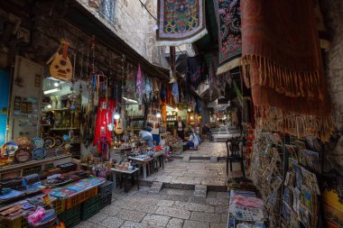 Kudüs, İsrail - 7 Nisan 2019: Eski Şehir'in dar sokaklarında pazar yeri.