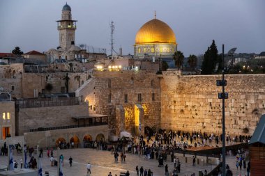 Kudüs, İsrail - 7 Nisan 2019: Güneşli bir gün batımında Eski Şehir'deki Batı Duvarı'ndaki insan kalabalığının yukarıdan görünümü.